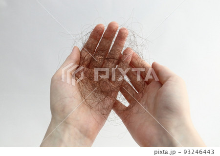 長い抜け毛を持つ女性の手 長い抜け毛を持つ女性の手 93246443