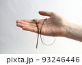 長い抜け毛を持つ女性の手 93246446