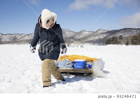 ワカサギ釣りイメージ カタツムリテントを引く若い女性 ワカサギ釣りイメージ カタツムリテントを引く若い女性 93246471