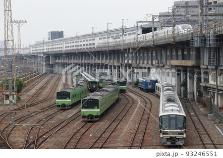 網干総合車両所宮原支所に留置中の車両：おおさか東線201系電車の写真