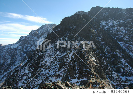 North face of Mt. Okuhotaka / 初冠雪した奥穂高岳の北壁 93246563