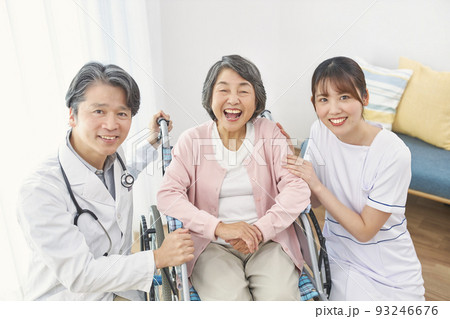 車椅子に座るシニアの女性と医療従事者 93246676