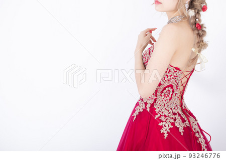 赤いドレスをを着た女性　dress 93246776
