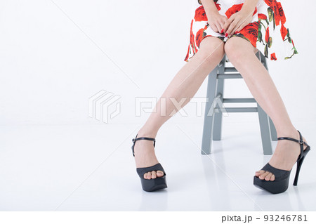 ミニスカートを履いた女性の足元 ミニスカートを履いた女性の足元 93246781