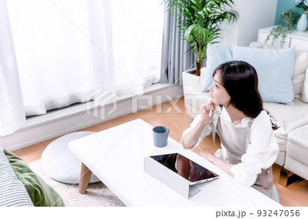 タブレットパソコンでデザインをする若い女性 タブレットパソコンでデザインをする若い女性 93247056
