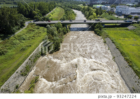 増水する川(空撮) 増水する川(空撮) 93247224
