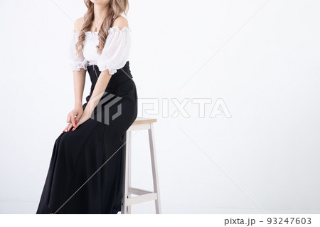 椅子に腰掛ける女性 woman 椅子に腰掛ける女性 woman 93247603