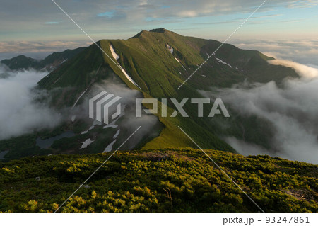 夕照の日高山脈最高峰の幌尻岳 夕照の日高山脈最高峰の幌尻岳 93247861