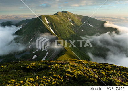 夕照の日高山脈最高峰の幌尻岳 93247862