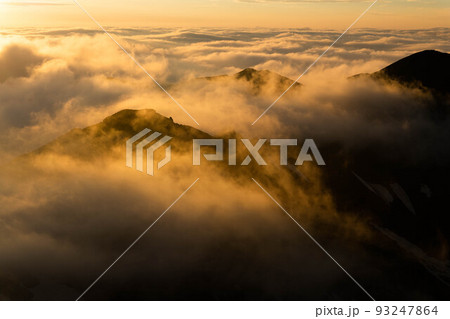 日高山脈 雲海と国境稜線を越える雲 日高山脈 雲海と国境稜線を越える雲 93247864