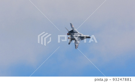 ポーランド空軍MiG-29デモチーム旋回 93247881