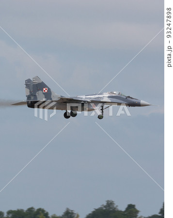 ポーランド空軍MiG-29デモチーム着陸進入 93247898