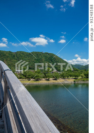 快晴の青空のもと清流錦川が流れる 93248588