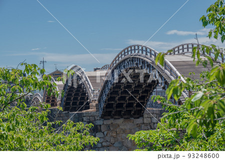 木々の間に美しい太鼓橋 木々の間に美しい太鼓橋 93248600