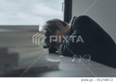 机に突っ伏すハーフ男性の写真素材 [93248672] - PIXTA