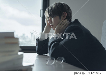 机に突っ伏すハーフ男性の写真素材 [93248676] - PIXTA