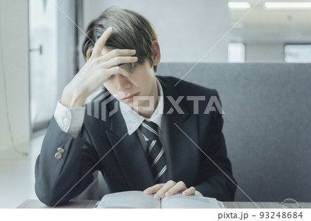 勉強中のハーフ男性 93248684