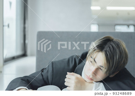 勉強中のハーフ男性 93248689