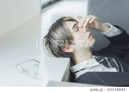 居眠りをするハーフ男性 居眠りをするハーフ男性 93248695