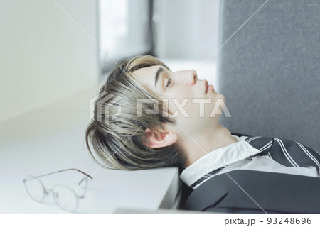 居眠りをするハーフ男性 93248696