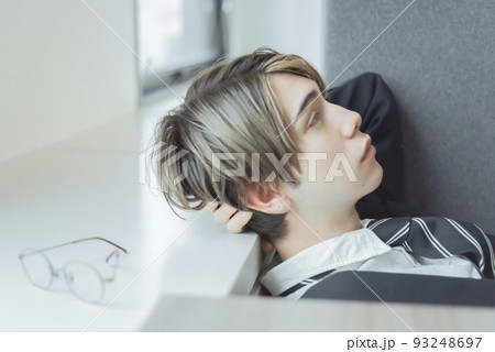居眠りをするハーフ男性 93248697