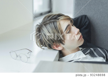 居眠りをするハーフ男性 居眠りをするハーフ男性 93248698