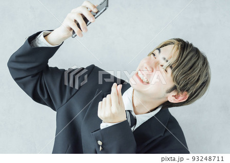 自撮りをするハーフの男性 93248711