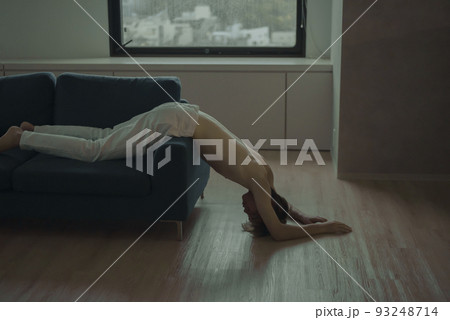 ソファーで寝そべる男性 ソファーで寝そべる男性 93248714