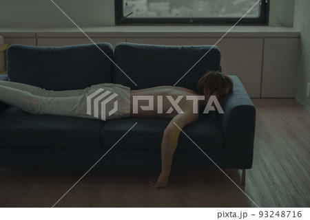 ソファーで寝そべる男性 ソファーで寝そべる男性 93248716