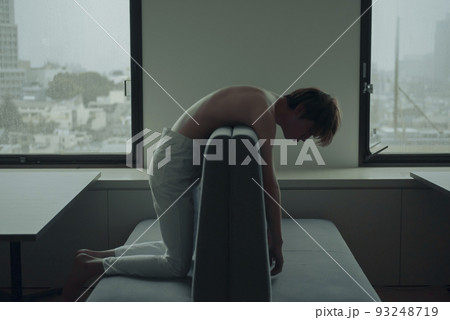 ソファーで寝そべる男性 ソファーで寝そべる男性 93248719