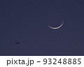月齢1の月と飛行機 93248885