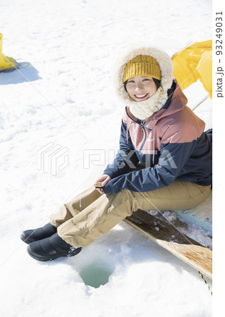 ワカサギ釣りをする若い女性 93249031