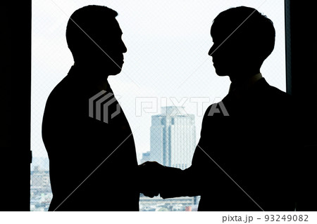 ビジネスマン（シルエット、握手、都会 93249082