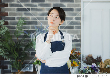 エプロンの女性　 93249327