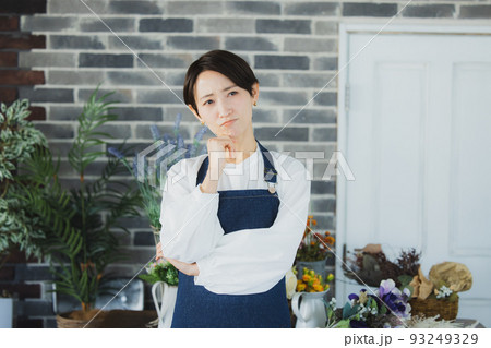 エプロンの女性　 93249329