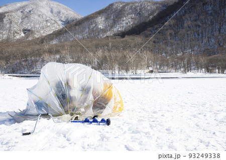 ワカサギ釣りイメージ カタツムリテント ワカサギ釣りイメージ カタツムリテント 93249338