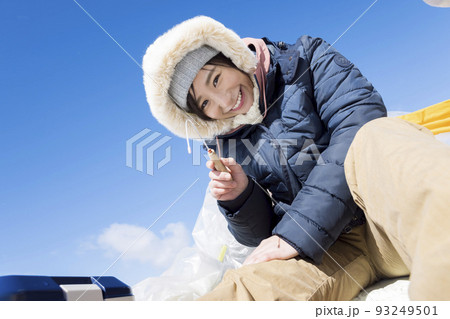 ワカサギ釣りをする若い女性 93249501