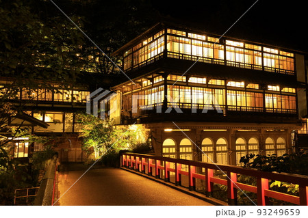 【群馬県】四万温泉　積善館の夜景 93249659
