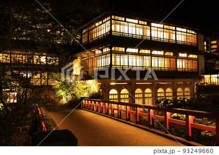 【群馬県】四万温泉　積善館の夜景 93249660
