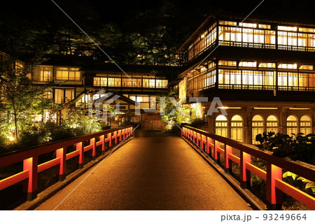 【群馬県】四万温泉　積善館の夜景 93249664
