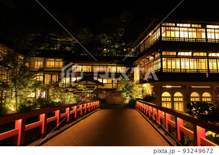 【群馬県】四万温泉　積善館の夜景 93249672