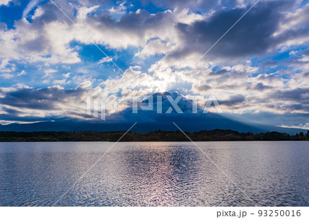 （静岡県）田貫湖のダイヤモンド富士 93250016