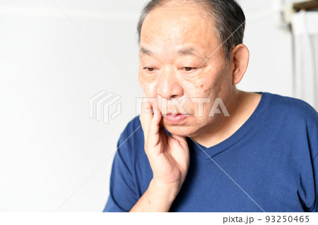 頬を抑える中高年の男性 93250465
