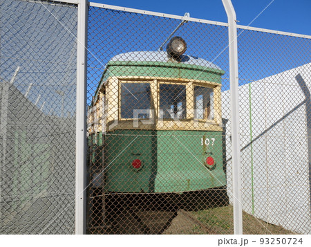 鎌倉市の鎌倉海浜公園由比ガ浜地区に静態保存されている江ノ電車両（タンコロ） 93250724