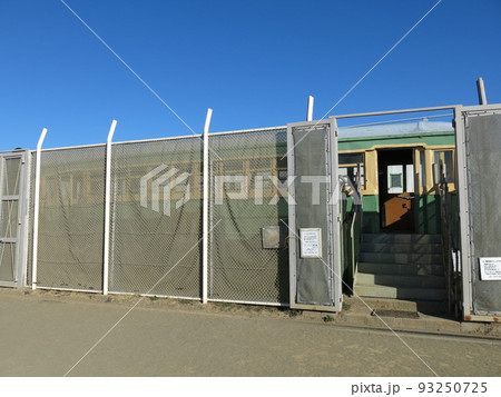 鎌倉市の鎌倉海浜公園由比ガ浜地区に静態保存されている江ノ電車両(タンコロ) 鎌倉市の鎌倉海浜公園由比ガ浜地区に静態保存されている江ノ電車両(タンコロ) 93250725