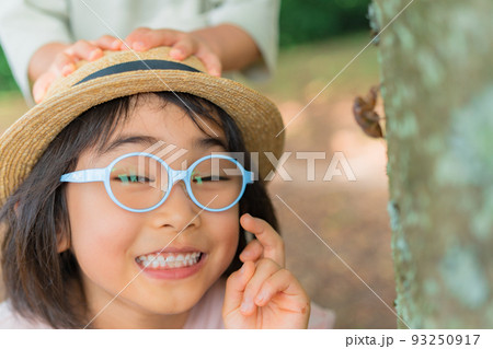 ヒマワリ畑と子供 女の子 ヒマワリ畑と子供 女の子 93250917