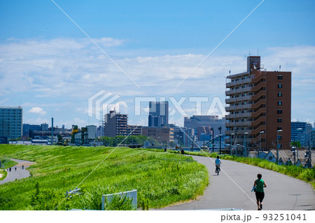 令和4年8月　荒川と堤防 93251041