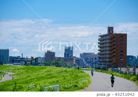 令和4年8月　荒川と堤防 93251042