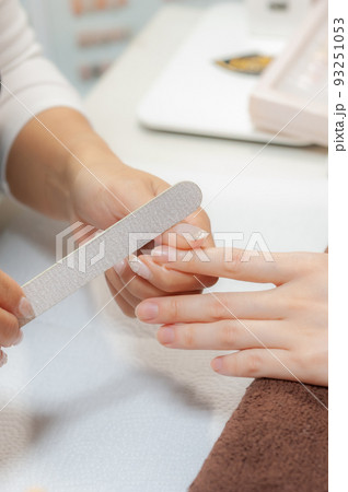 ネイルサロン　爪やすりでネイルを削る 93251053