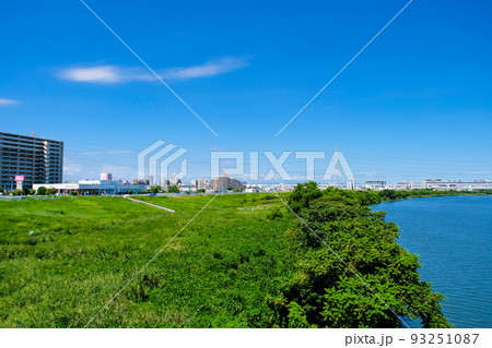 令和4年8月　荒川と堤防 93251087